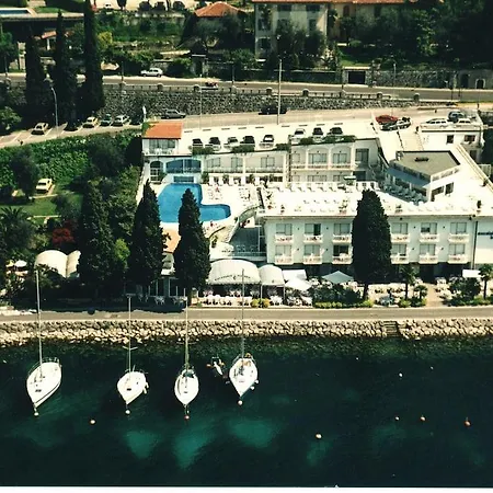 Excelsior Bay 호텔 4*